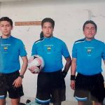 El árbitro cuencano Juan Cruz (c) pitó en primera división del fútbol ecuatoriano.