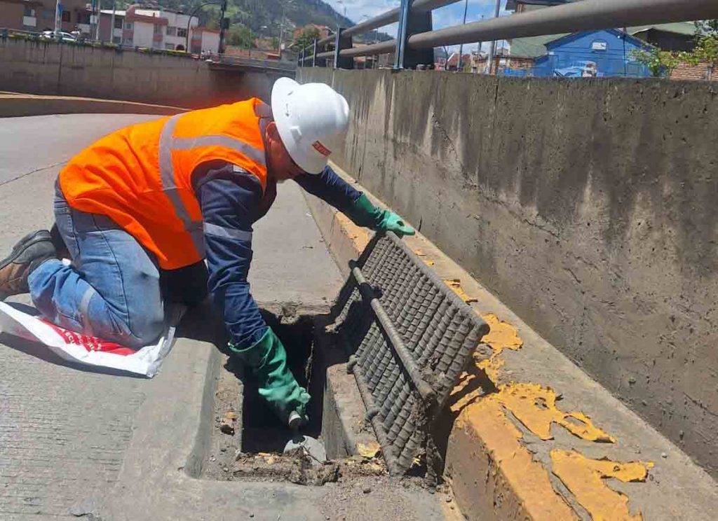 La limpieza de sumideros en Cuenca esta a cargo del personal de ETAPA EP.