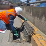 La limpieza de sumideros en Cuenca esta a cargo del personal de ETAPA EP.