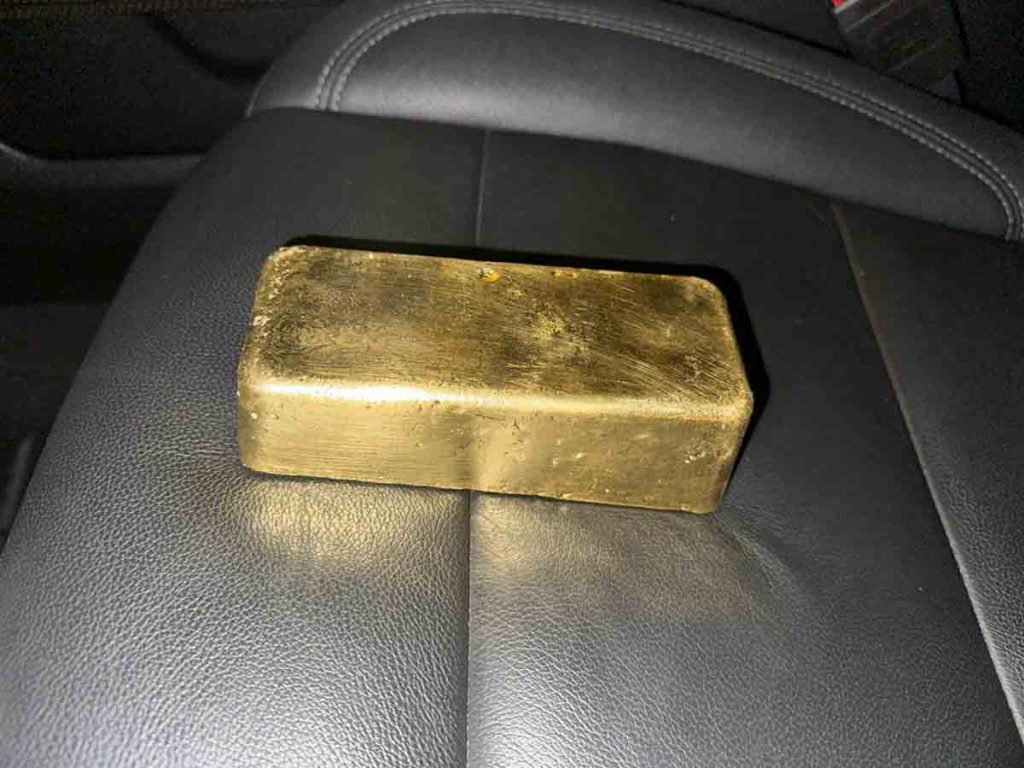 El lingote de oro fue hallado en el asiento del copiloto del ciudadano aprehendido.