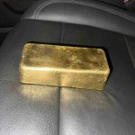 El lingote de oro fue hallado en el asiento del copiloto del ciudadano aprehendido.