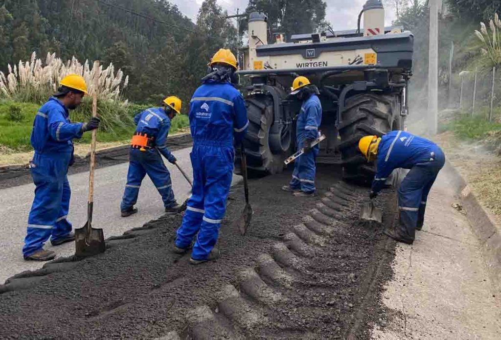 El lunes 18 de mazo arrancaron de manera oficial los trabajos de recuperación de la vía Medio Ejido – Sayausí. Xavier Caivinagua