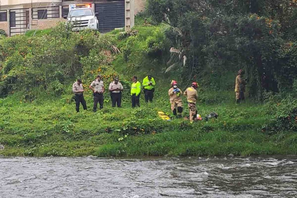 Un cuerpo sin vida fue visualizado a mitad del río Cuenca, sector Ucubamba, la mañana de este viernes 15 de marzo de 2024.