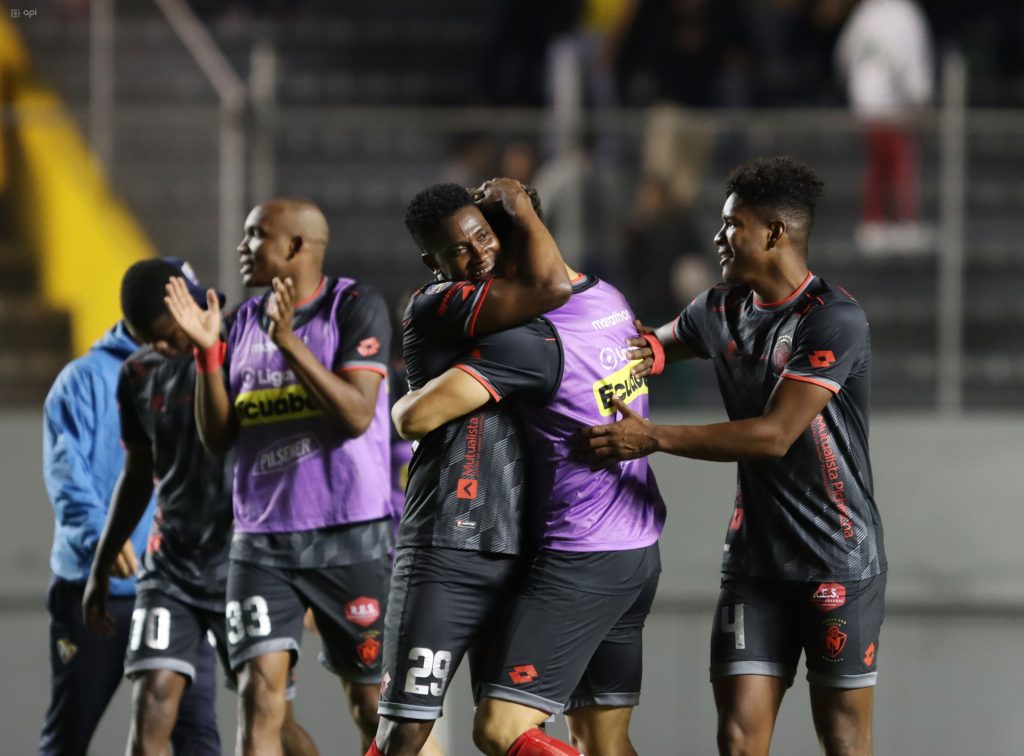 Jugadores de El Nacional celebran triunfo ante Aucas. Foto: API
