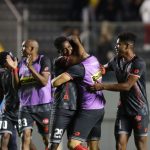Jugadores de El Nacional celebran triunfo ante Aucas. Foto: API