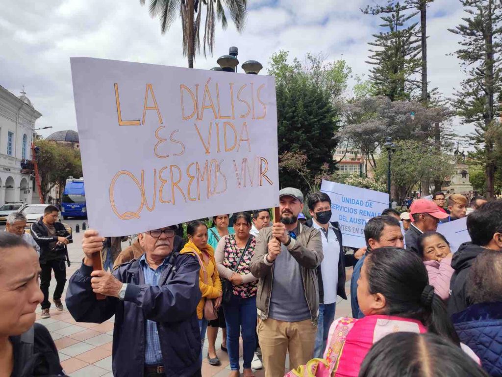 Pacientes de Unireas protagonizaron un plantón en las afueras de la Gobernación.