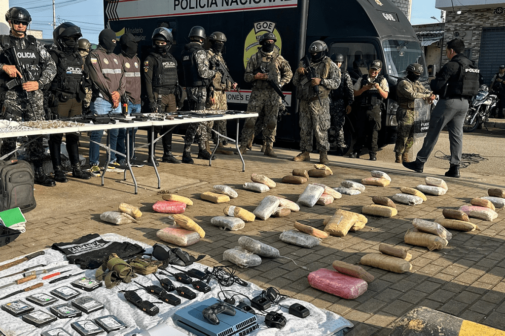 El bloque de seguridad conformado por policías y militares realizaron un megaoperativo en Socio Vivienda donde detuvieron a personas y decomisaron armas. Foto FFAA