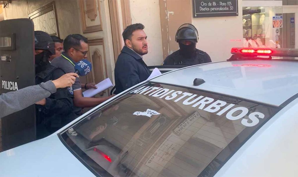 Sebastián Barreiro, hijo de la vicepresidenta Verónica Abad, durante su detención en el Centro Histórico de Cuenca.