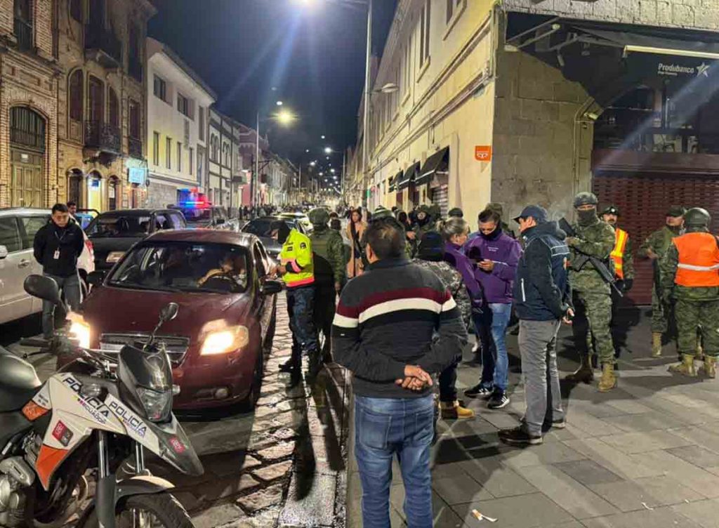 Las Fuerzas Armadas realizaron controles de armas y municiones en diferentes sectores de la ciudad de Cuenca.