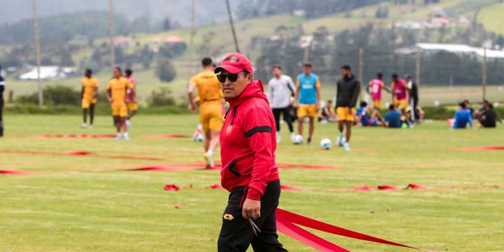Esta es la historia de Marcelo Ortega, de 52 años, lleva más de dos décadas como utilero del Deportivo Cuenca.