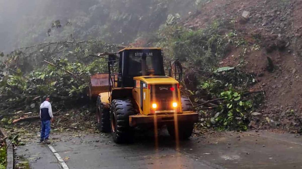 Maquinaria de la Prefectura y del MTOP realizan la limpieza en el kilómetro 100 de la vía Cuenca - Molleturo El Empalme.