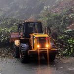 Maquinaria de la Prefectura y del MTOP realizan la limpieza en el kilómetro 100 de la vía Cuenca - Molleturo El Empalme.