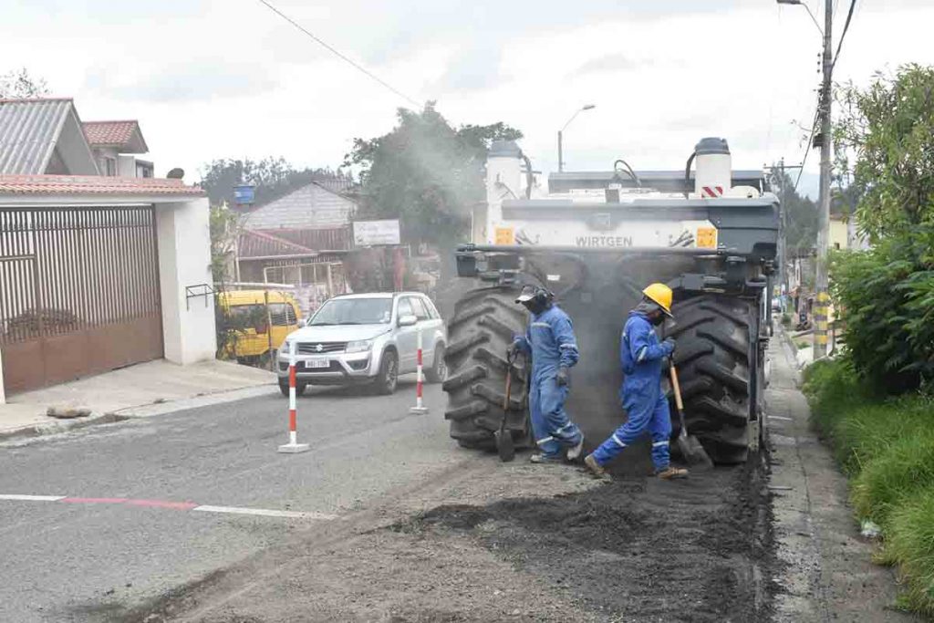 El viernes 8 de marzo estuvo maquinaria de Asfaltar en la vía Medio Ejido - Sayausí de manera ‘simbólica’.