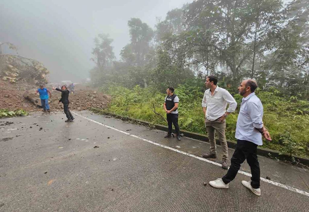 El ministro de Transporte y Obras Públicas, Roberto Luque, recorrió la vía Cuenca – Molleturo.
