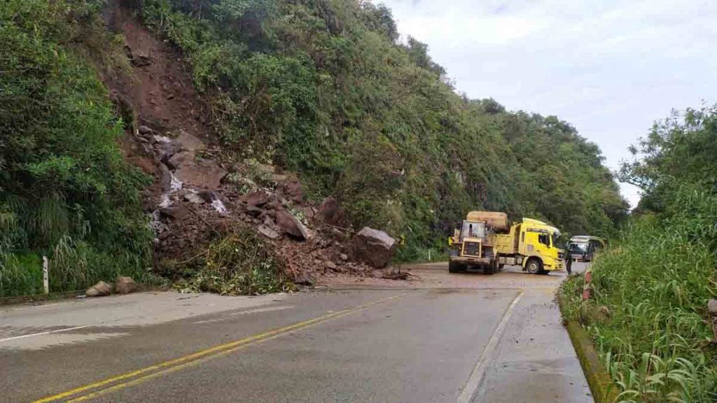 Con apoyo de Prefectura Azuay se ejecutan labores de limpieza en el kilómetro 75 de la vía Cuenca - Molleturo - El Empalme.