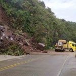 Con apoyo de Prefectura Azuay se ejecutan labores de limpieza en el kilómetro 75 de la vía Cuenca - Molleturo - El Empalme.
