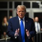 Trump está acusado de falsificar documentos comerciales para comprar con 130.000 dólares el silencio de la actriz porno Stormy Daniel -que dice haber mantenido una aventura amorosa con él en 2006- y proteger su campaña electoral de 2016.