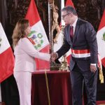 Fotografía cedida por la Presidencia de Perú de la mandataria, Dina Boluarte, durante el juramento de Morgan Quero Gaime como ministro de Educación, este lunes en Lima (Perú). La presidenta de Perú, Dina Boluarte, renovó este lunes su gabinete al cambiar a seis ministros, cuando se encuentra inmersa en plena crisis por el caso de los relojes de lujo Rolex, por el que la Fiscalía le abrió una investigación preliminar por presunto enriquecimiento ilícito. EFE
