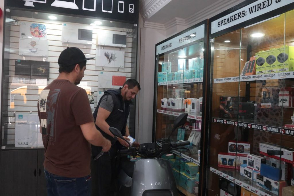 Marko Mendieta, comerciante de dispositivos electrónicos. Los celulares y accesorios para computadoras están entre los productos que ingresarán con cero aranceles desde China.