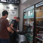 Marko Mendieta, comerciante de dispositivos electrónicos. Los celulares y accesorios para computadoras están entre los productos que ingresarán con cero aranceles desde China.