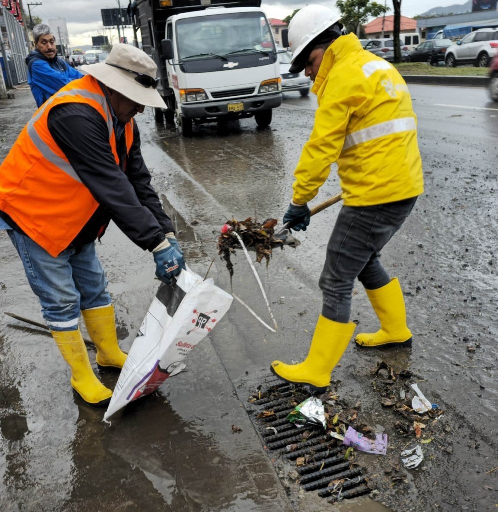 Personal de ETAPA trabaja en la limpieza de sumideros en el sector de la Avenida de las Américas y Turuhuayco.