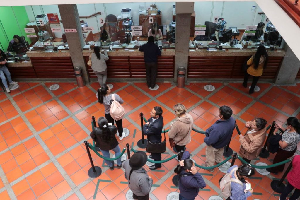 Clientes realizan sus trámites en la Cooperativa de Ahorro y Crédito Jardín Azuayo.