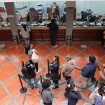 Clientes realizan sus trámites en la Cooperativa de Ahorro y Crédito Jardín Azuayo.