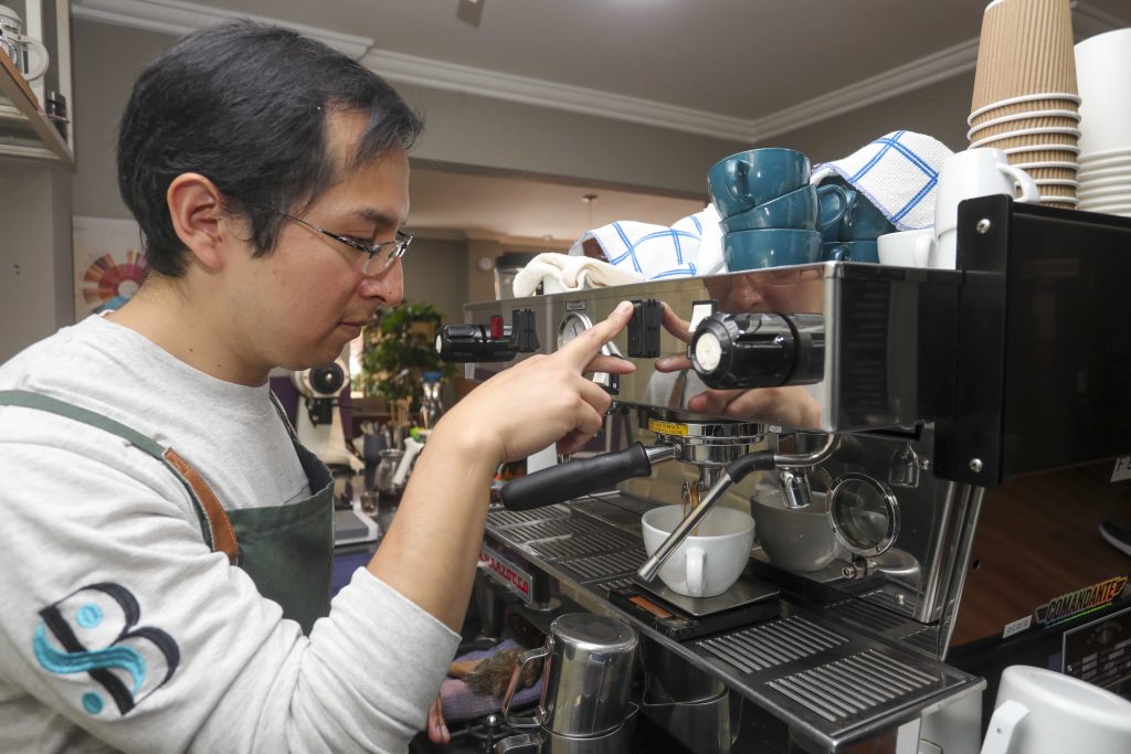 Diego Arévalo, de la cafetería “Slow Brew: coffe shop”, prepara un café de especialidad. XCA