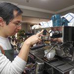 Diego Arévalo, de la cafetería “Slow Brew: coffe shop”, prepara un café de especialidad. XCA