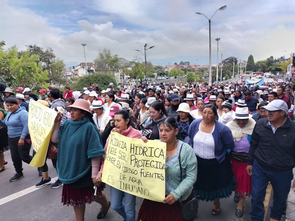 Las organizaciones defensoras del agua efectuaron ayer una marcha por las calles de Cuenca. Piden respeto a la voluntad soberana y una mayor preocupación de autoridades. BPR