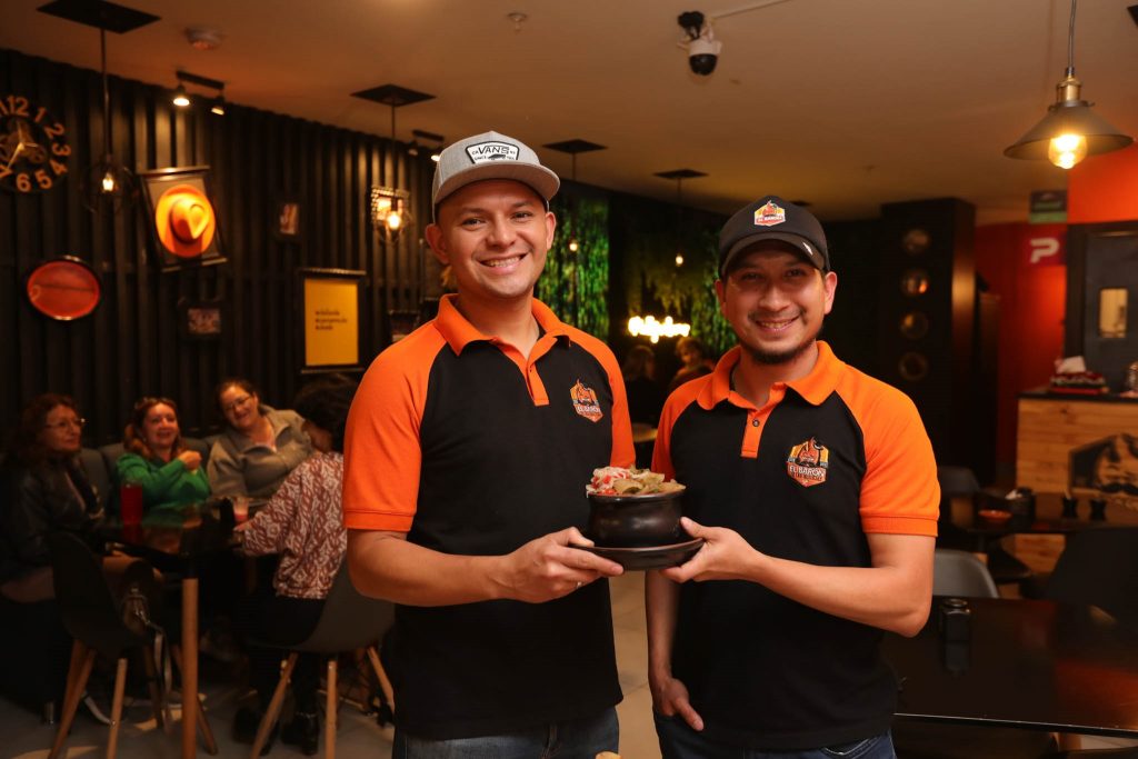 Andrés Rojas y Mauricio Proaño son dos jóvenes quiteños que llegaron a Cuenca para vender mollejas en su local. Traen los secretos culinarios de la capital de la República. XCA