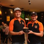 Andrés Rojas y Mauricio Proaño son dos jóvenes quiteños que llegaron a Cuenca para vender mollejas en su local. Traen los secretos culinarios de la capital de la República. XCA