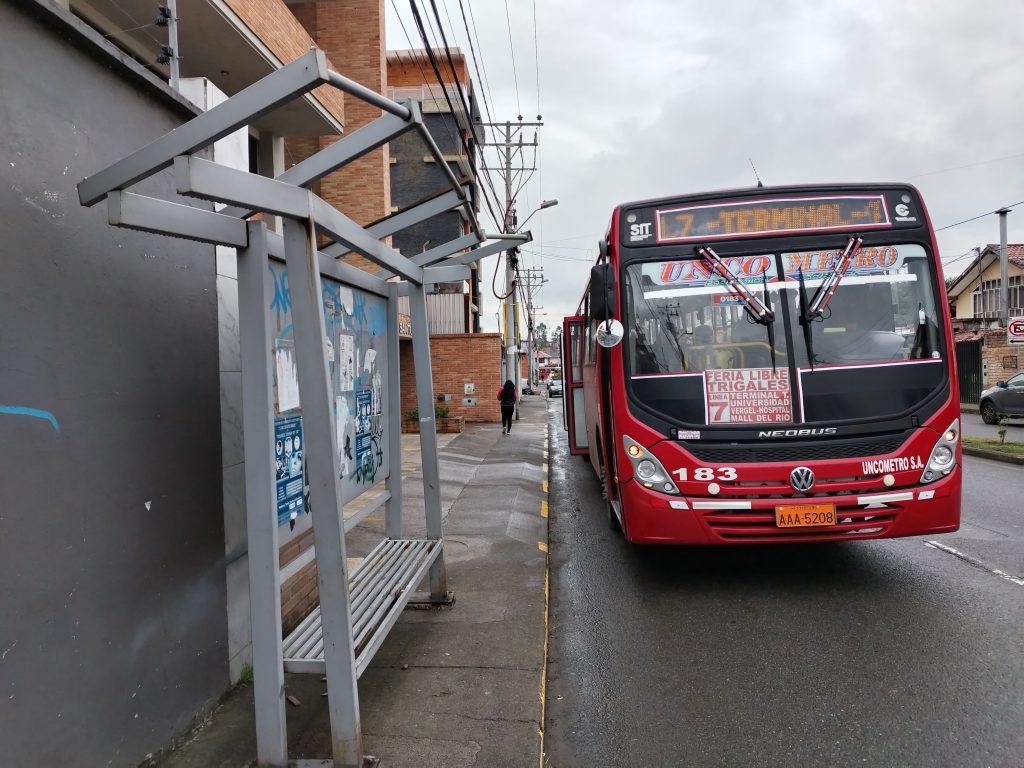 En la avenida 12 de Octubre y Gaspar de Jovellanos existe una parada en pésimo estado. Los moradores piden que se mejore la estructura. BPR
