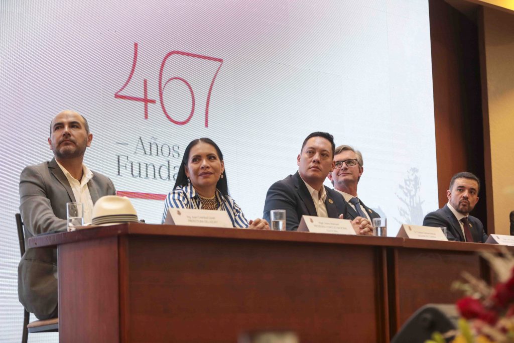 Las autoridades locales y nacionales participaron ayer de la sesión solemne por los 467 años de fundación de Cuenca. El acto se llevó a cabo en el “Salón de la Ciudad”. XCA