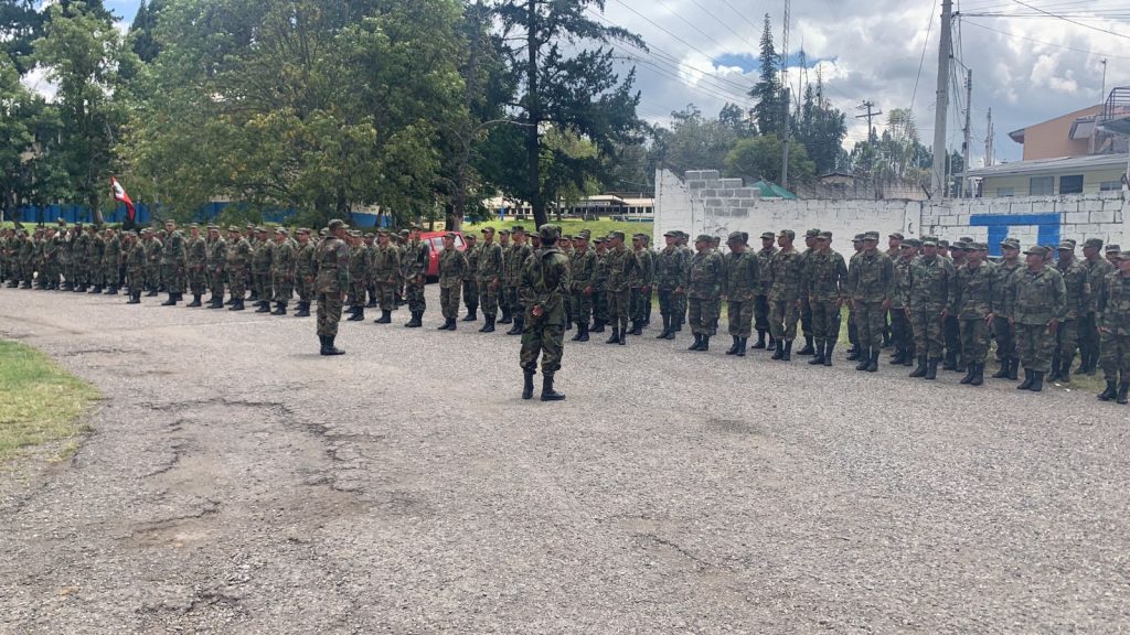 Militares formados dando parte a su superior.
