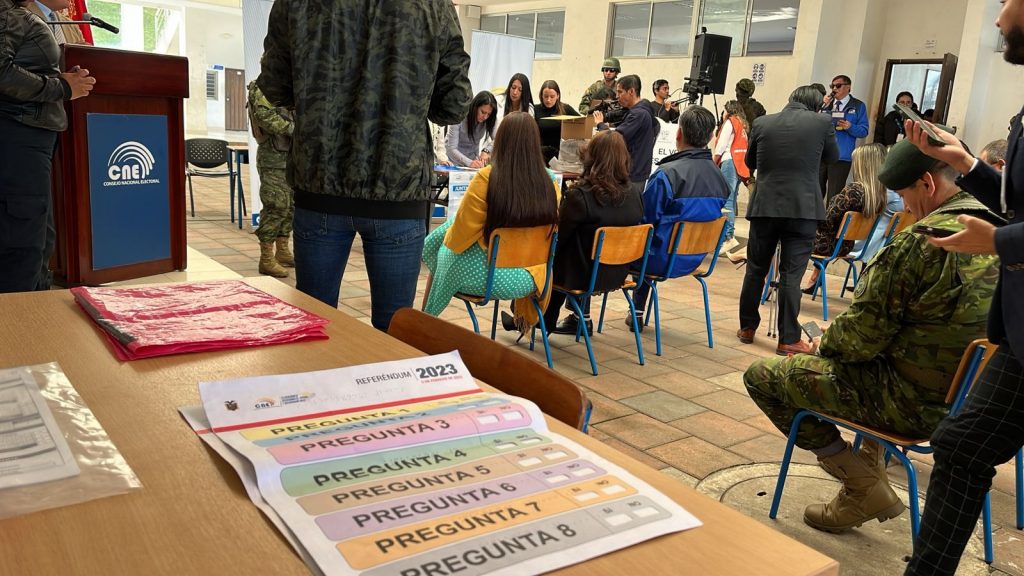Papeletas del Referéndum y Consulta Popular sobre una mesa.