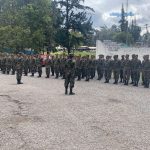Militares formados dando parte a su superior.