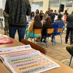 Papeletas del Referéndum y Consulta Popular sobre una mesa.