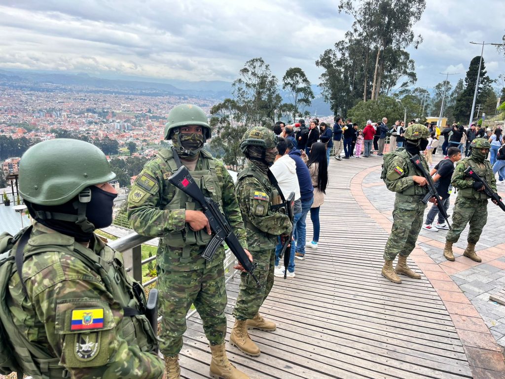 Miembros de las Fuerzas Armadas (FF.AA.) cumplen controles en las calles de Cuenca