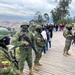 Miembros de las Fuerzas Armadas (FF.AA.) cumplen controles en las calles de Cuenca