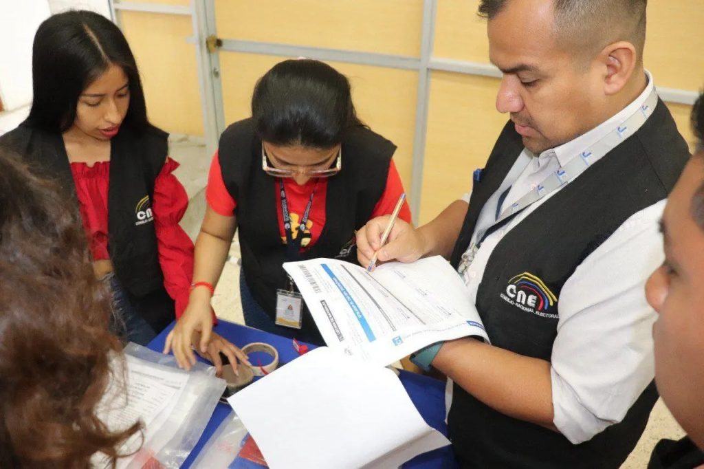 Personal del CNE revisa documentos que será utilizados en el Referéndum y Consulta Popular 2024.