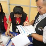 Personal del CNE revisa documentos que será utilizados en el Referéndum y Consulta Popular 2024.