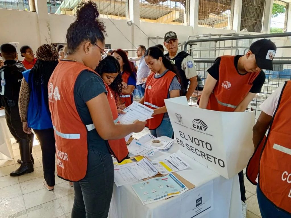 Personal del CNE revisando los paquetes electorales que se usarán en la consulta popular.