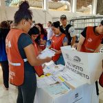 Personal del CNE revisando los paquetes electorales que se usarán en la consulta popular.