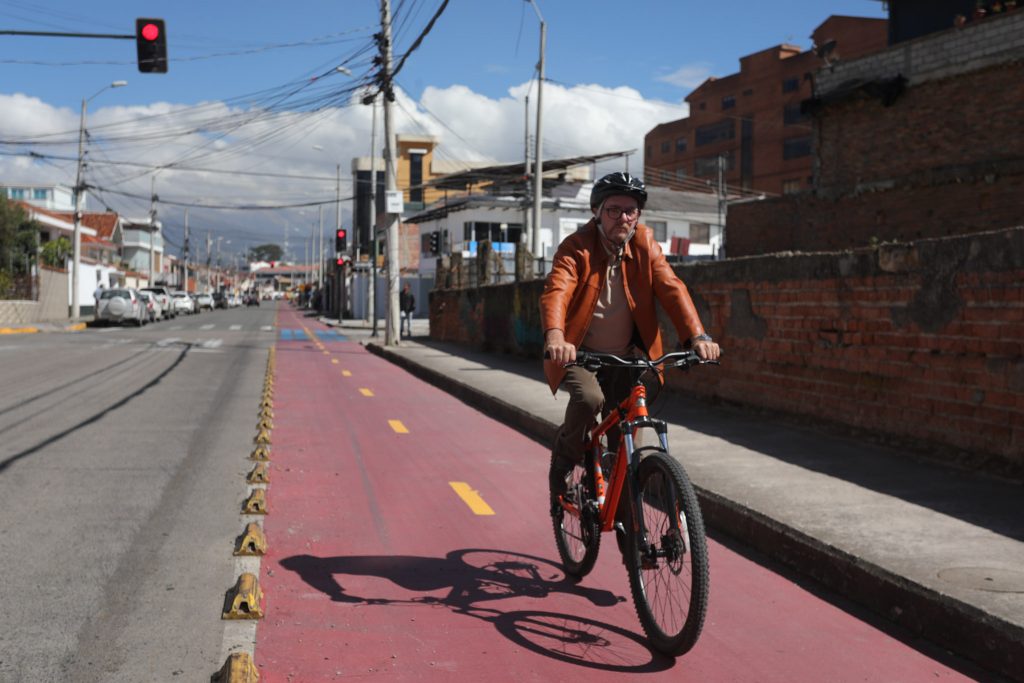 La ciclovía de la avenida Remigio Tamaríz fue rehabilitada tras encontrarse deteriorada. Los ciclistas la utilizan a diario para dirigirse a otros puntos de la urbe. XCA