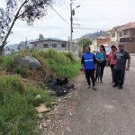 Los vecinos de Quinta Chica recorren una de las vías que se encuentran en malas condiciones. Estos accesos están a nivel de lastre. BPR