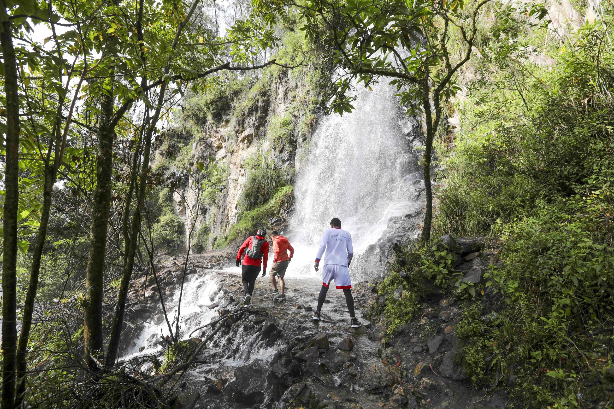 En la parroquia Chiquintad existen dos cascadas que llaman la atención de propios y extraños amantes al turismo de aventura. XCA