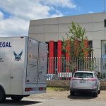 Allegados de las personas fallecidas acudieron al Centro Forense de Cuenca para retirar los cuerpos de sus seres queridos y proceder al último adiós.