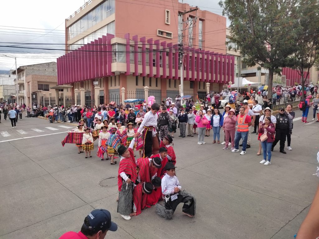 En las calles céntricas se efectuó el pasado viernes el desfile estudiantil. Un gran número de personas observaron el paso de las delegaciones. Cortesía