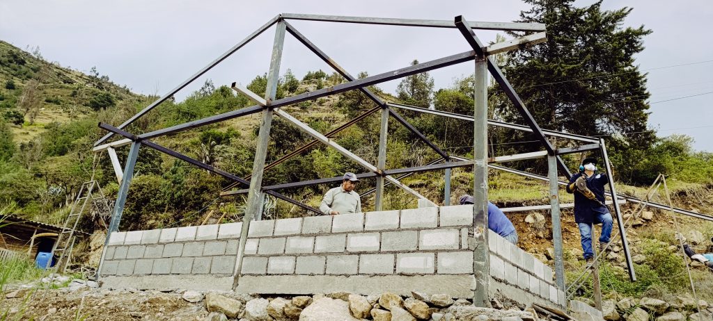 En el cantón Paute se realizan mingas para emplazar las viviendas de personas en condiciones vulnerables. Cortesía